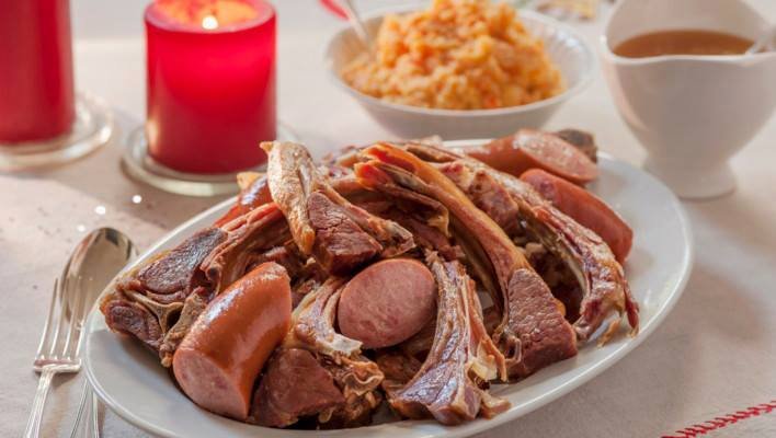Servert pinnekjøtt med pølse, poteter og kålrotstappe