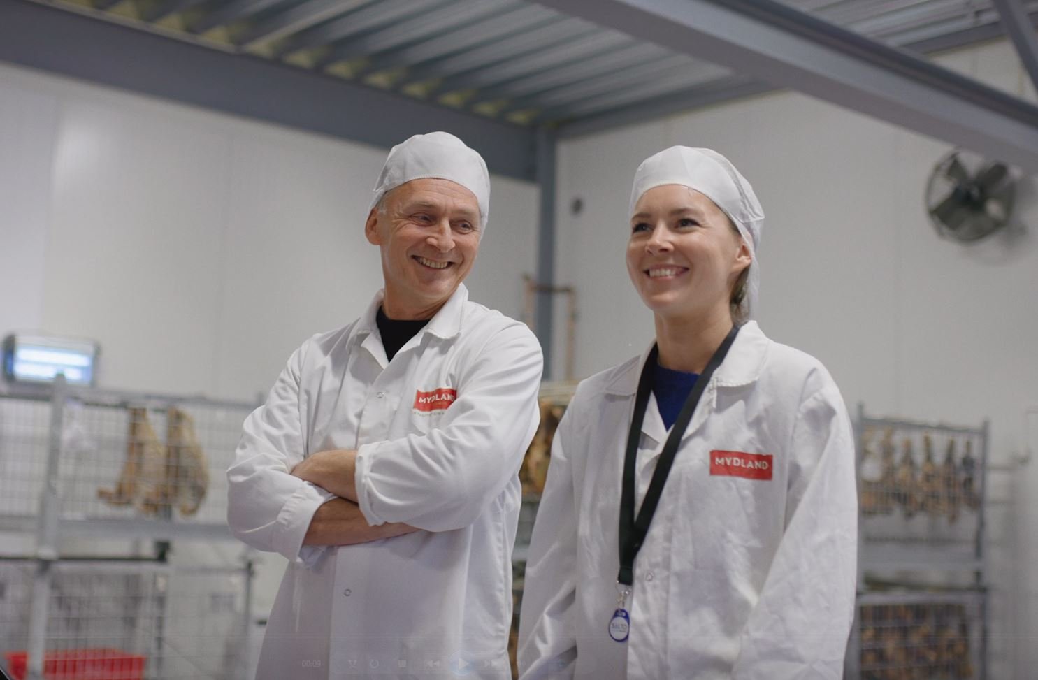 Kurt og Sandra i hvite frakker i produksjonslokalet
