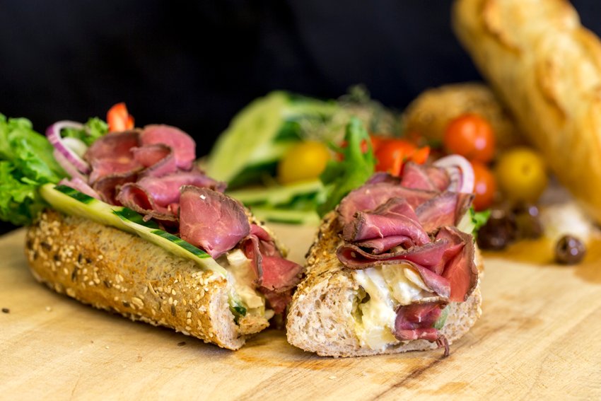Anrettet roastbeef og spekemat på brød, servert på et kjøkken