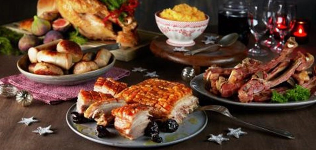 Julebord med ribbe, lammeribbe og pølser