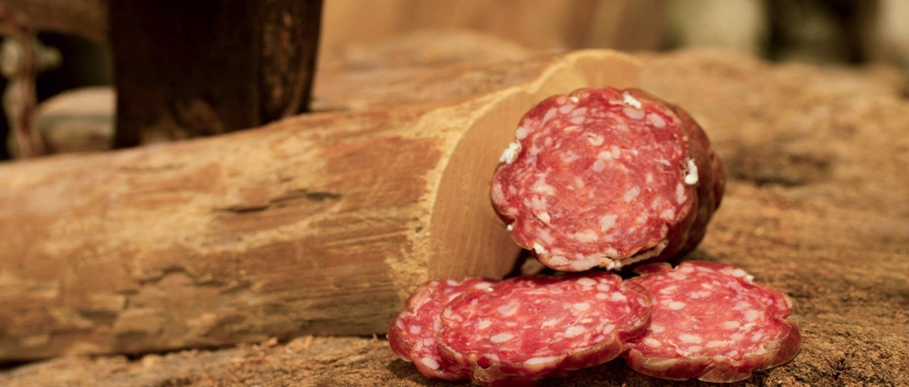 Spekepølse i skiver på trefjøl